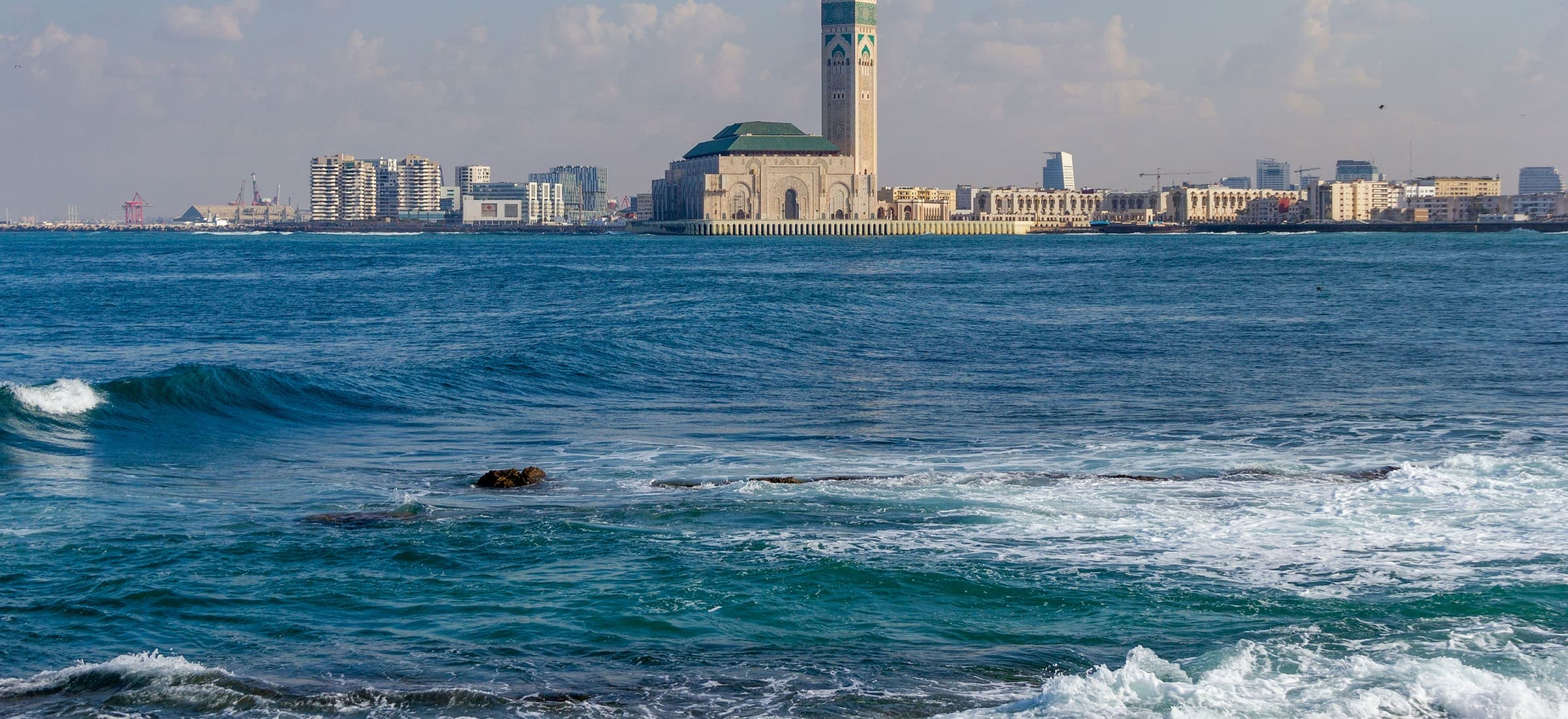 La mosquée Hassan II vue depuis la mer, la ville de Casablanca s'étendant derrière elle.